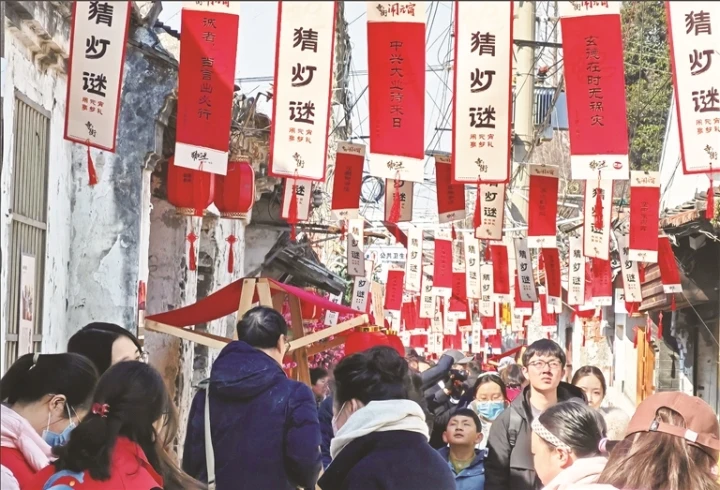 市民齊聚寺街City Walk、搓湯圓、猜燈謎