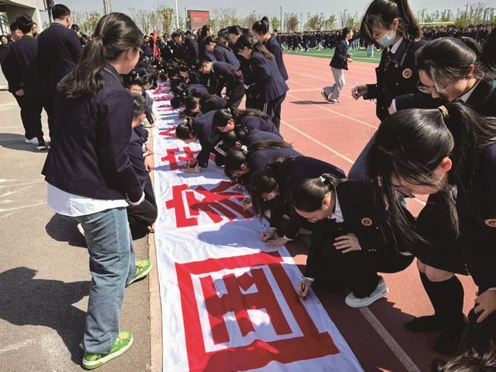 十一載，把種子“種”進(jìn)學(xué)生心田