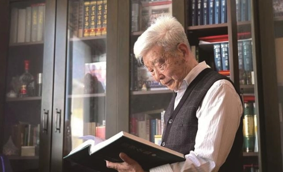 八旬老翁為海門筑起詩的豐碑