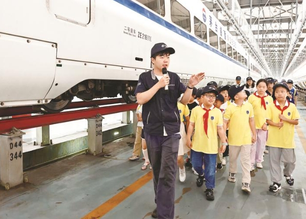 2025暑期“七彩夏日?通博seek自然行”走進南京動車段南通動車運用所