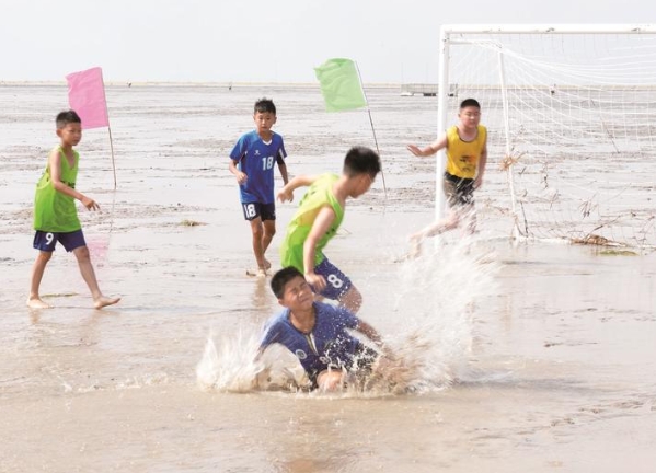 首屆江蘇青少年灘涂足球爭(zhēng)霸賽落幕