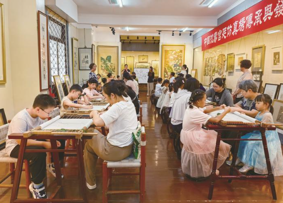 循著絲線軌跡對話非遺  “走讀崇川”走進沈繡博物館