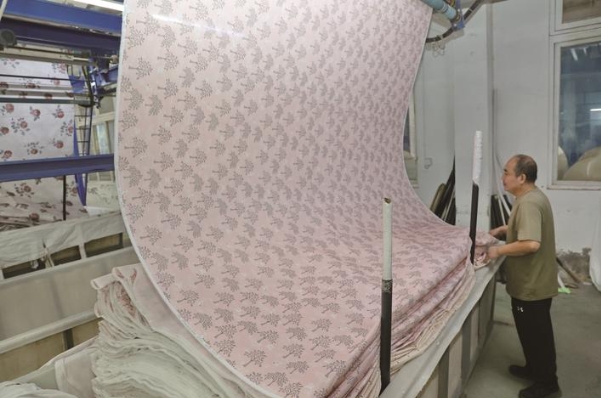 工人在江蘇州際數(shù)碼印花有限公司車間忙碌