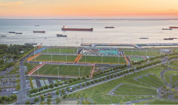 江畔綠茵場(chǎng)成足球愛好者“優(yōu)選地” 南通長(zhǎng)江體育公園場(chǎng)地預(yù)約火爆