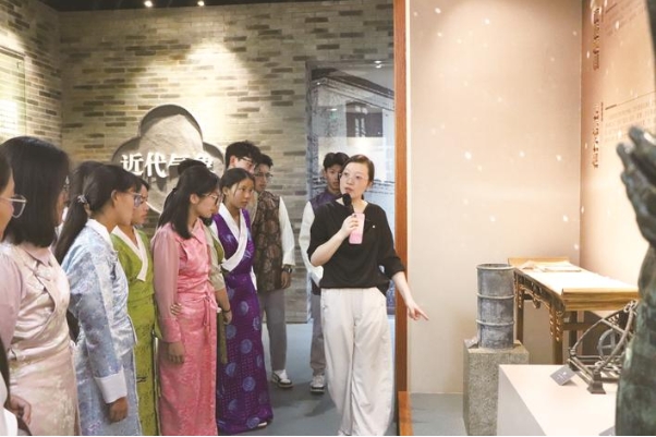 西藏民族中學學子走進南通氣象博物館