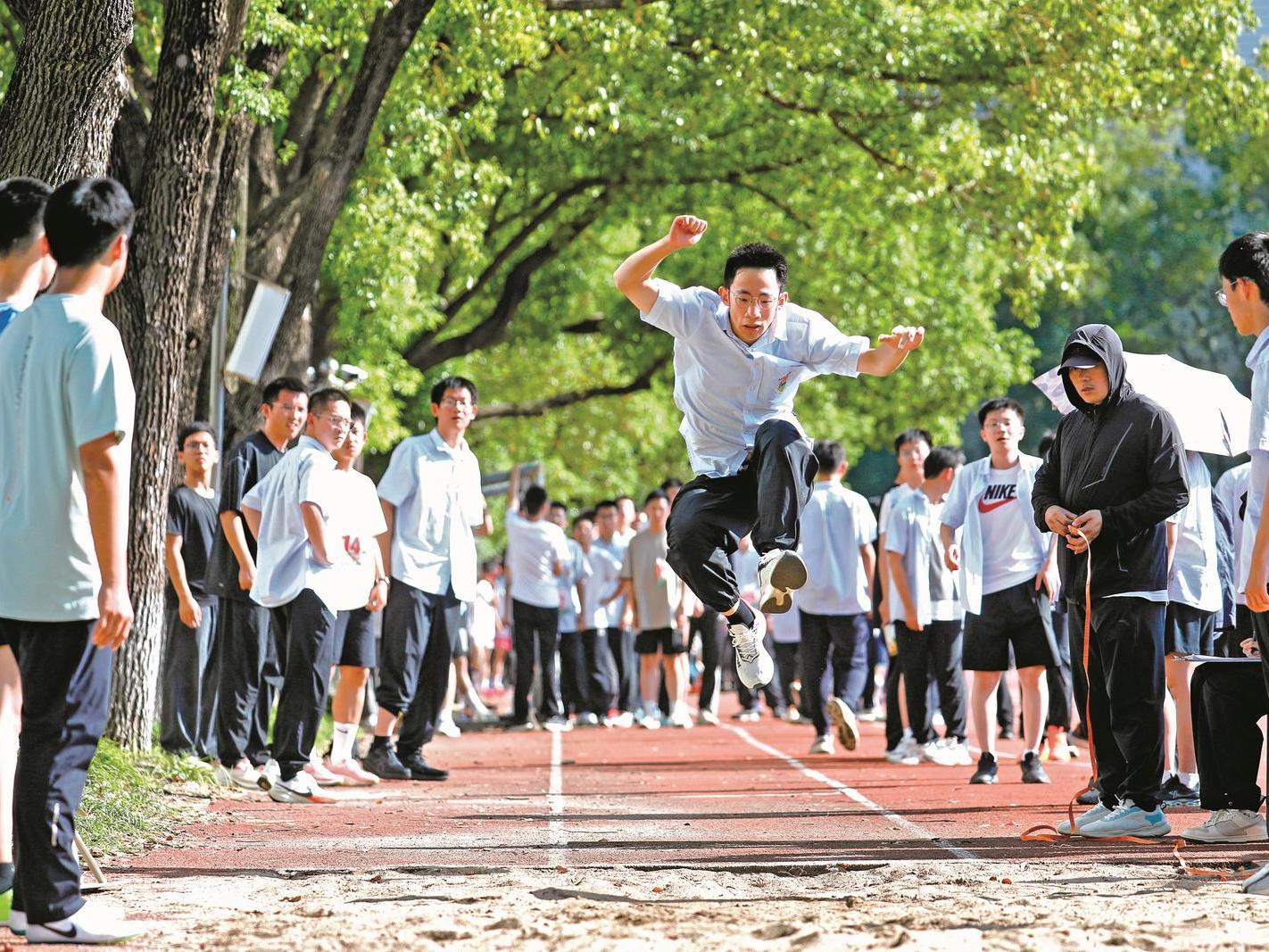 運(yùn)動(dòng)員展現(xiàn)青春活力