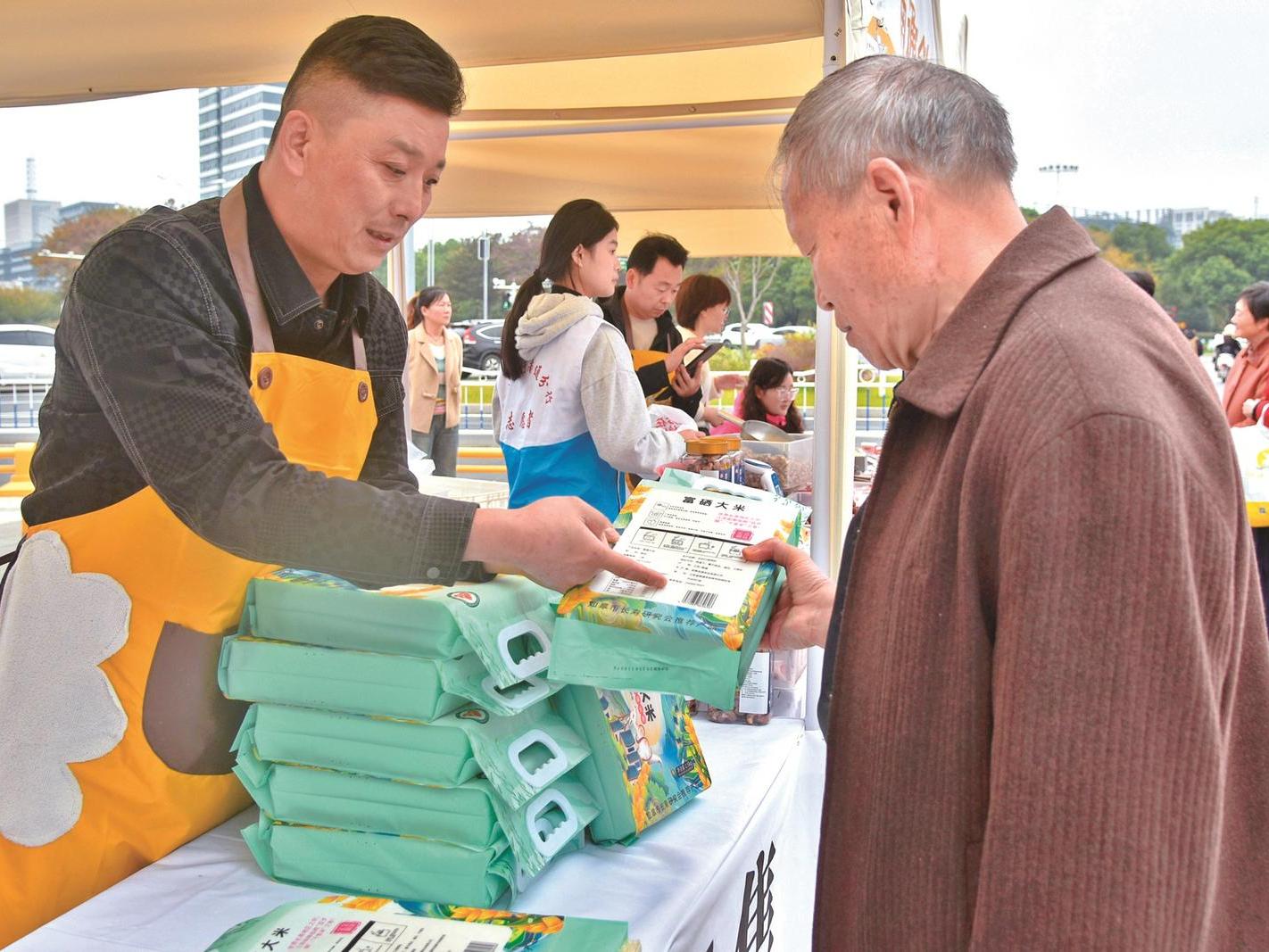 市退役軍人就業(yè)創(chuàng)業(yè)促進(jìn)會(huì)舉辦“鑫福老兵集市”
