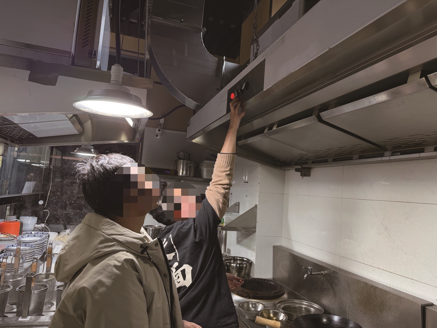 小區(qū)臨街新開面館油煙排放擾民？店家：計(jì)劃對(duì)排煙管道進(jìn)行改造