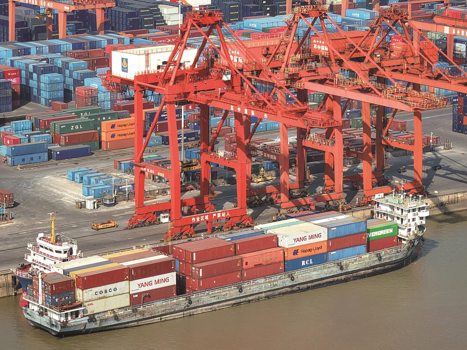 港口貨運(yùn)忙