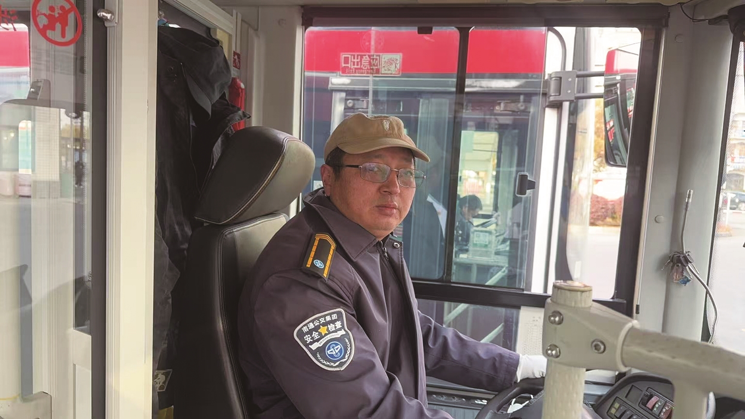 車輛深夜拋錨陷窘境 好司機擼袖子解難題