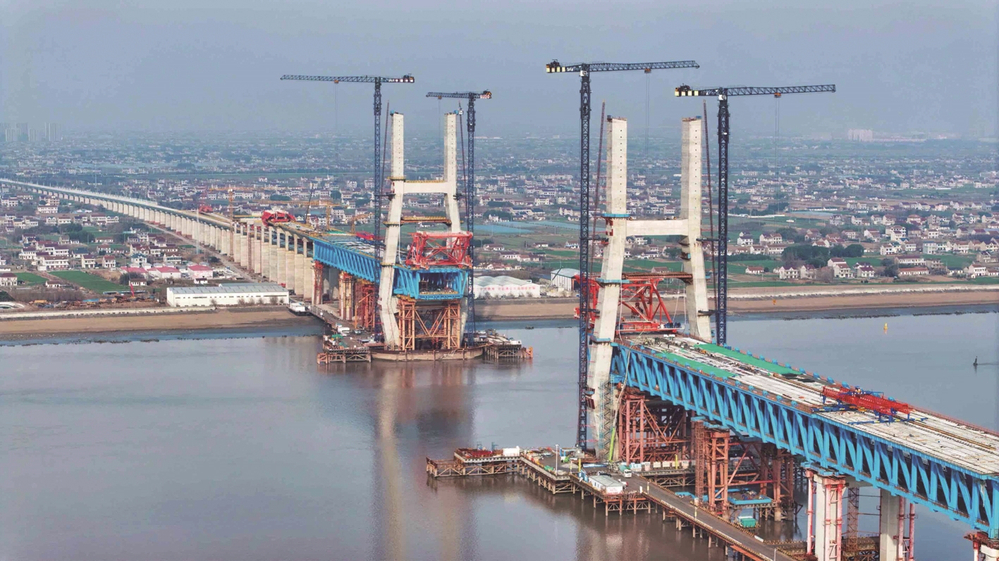 崇啟公鐵長江大橋進入斜拉索施工